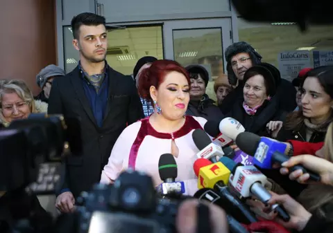 UNUL DINTRE CELE MAI EMOŢIONANTE MOMENTE DE LA CUNUNIA OANEI ROMAN! UITE CINE L-A PRIMIT CU BRAŢELE DESCHISE ÎN FAMILIE PE MARIUS ELISEI!