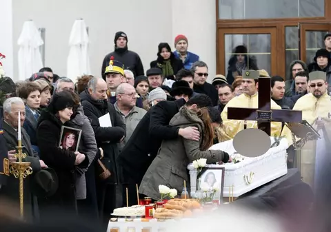 FEŢELE DURERII! Imagini SFÂŞIETOARE de la înmormântarea AURELIEI ION! Mama NU A LĂSAT TABLOUL EI din BRAŢE! | FOTO