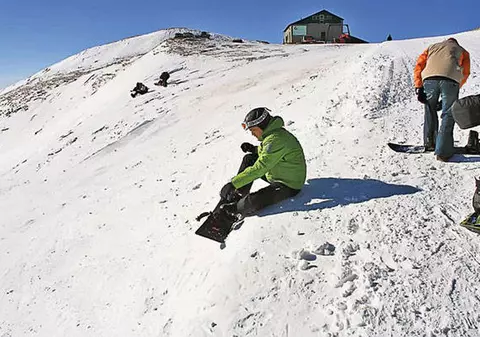 Lipsa zăpezii loveşte în turism. Vezi unde se poate schia la munte! 