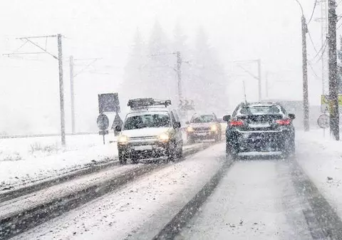 O CISTERNĂ PLINĂ CU BENZINĂ şi MOTORINĂ s-a răsturnat la intrarea pe AUTOSTRADA TIMIŞOARA-ARAD