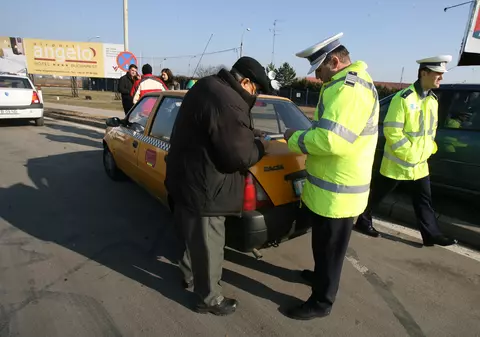 Taximetriştii care PĂCĂLEAU TURIŞTII în aeroporturi au fost AMENDAŢI