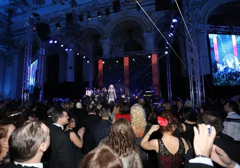 INCREDIBIL! Există deja cereri pentru Revelionul 2015 de la Palatul Parlamentului!