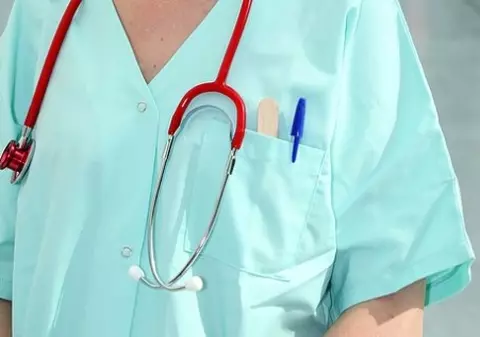 Un asistent medical din România este acuzat că le-a pus în pericol viața britanicilor