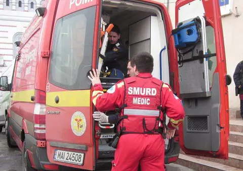 Opt persoane au fost rănite într-un accident în care a fost implicată și o mașină de ”Școală”