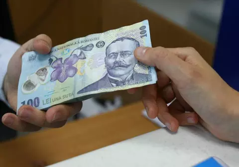 Un student i-a dat ani la rând şpagă secretarei Facultăţii de Drept din Craiova, fără să ştie că este exmatriculat