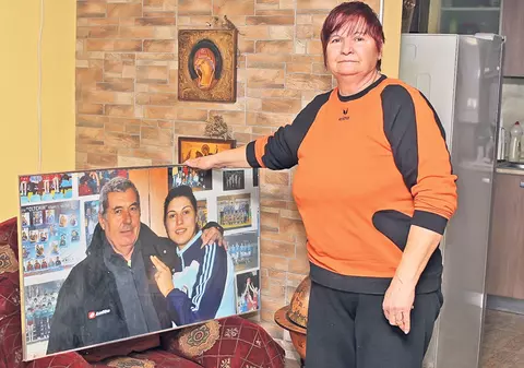 Blestem! Mariana Manea e disperată: soţul ei, fost fotbalist, decedat, are de luat 6.000 € de la Sportul, fata - handbalistă, e neplătită de trei luni