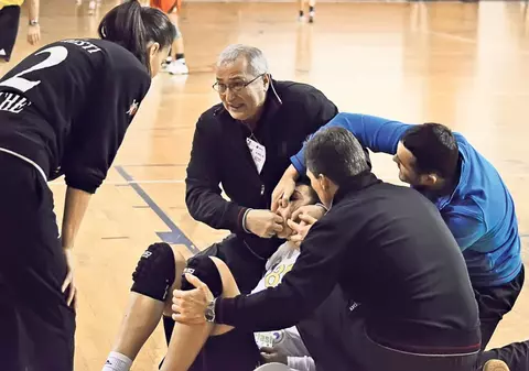 Era să-şi înghită limba!