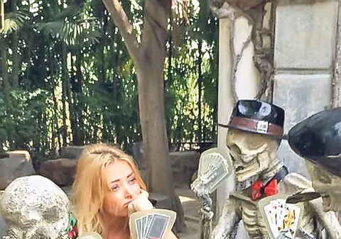 Delia, bătută la șeptică de... niște schelete