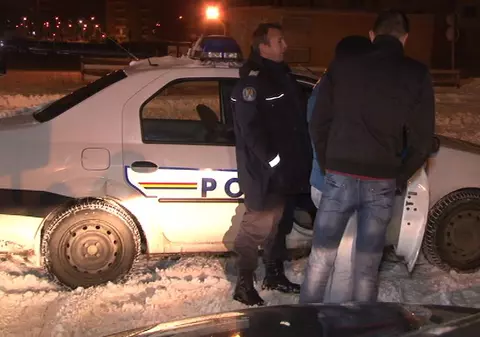 Incredibil! Poliţiştii bătuţi cu bulgări la Constanţa 
