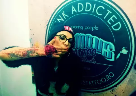 DJ Wanda şi-a tatuat un trandafir pe mâna de Anul Nou 