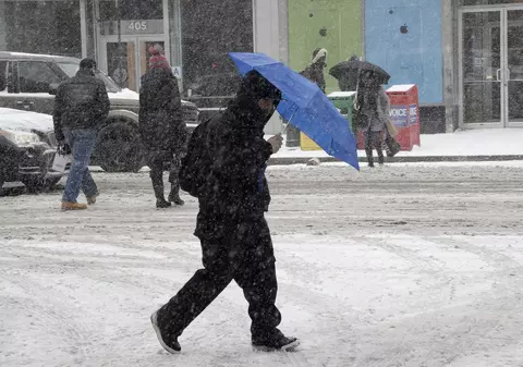 Vremea rea s-a abătut asupra New York-ului! Ninsoarea şi viscolul au făcut ravagii! | FOTO