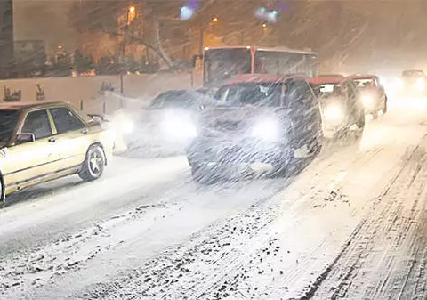 DRUMURI ÎNCHISE, ÎN JUDEȚUL BACĂU, din cauza ninsorii!