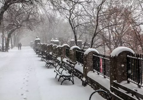 Incredibil! A născut o fetiţă pe o sanie, în drum spital | VIDEO