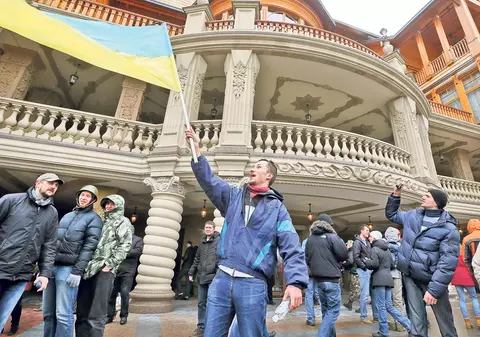 Protestatarii din Ucraina au «cucerit» casa lui Ianukovici!