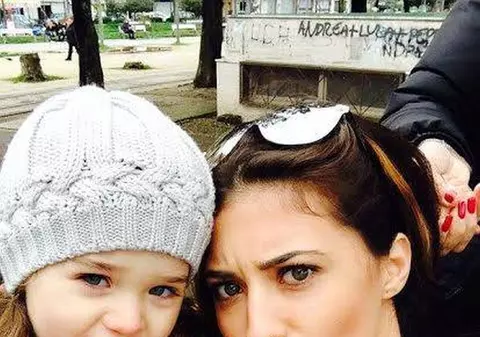 Cum să nu te emoţionezi când vezi şi auzi aşa ceva? Fetiţa ANTONIEI cântă MINUNAT o MELODIE a MAMEI SALE! | VIDEO