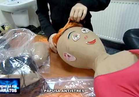 Păpușa ANTISTRES. Vezi cum îi poate ajuta pe copilași invenția! VIDEO