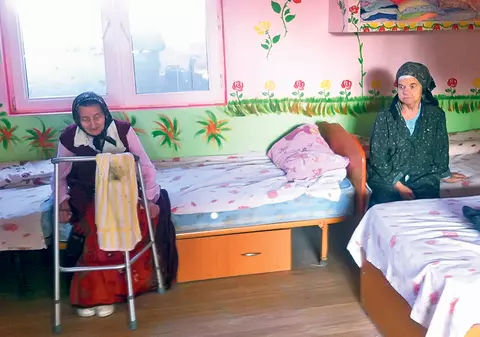 SOARTĂ CRUNTĂ pentru bătrânii găsiţi într-un adăpost insalubru din Prahova! Salvaţi din «AZILUL GROAZEI», abandonaţi de copii