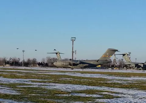 O aeronavă militară a aterizat de urgenţă la Constanţa | FOTO