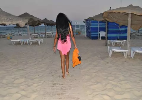 Laurette ARE MÂNA LA CHILOŢI ŞI DEGETUL MIJLOCIU ÎN GURĂ! Modelul de ciocolată A TOPIT CODUL ROŞU