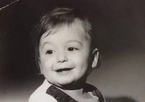 Băieţelul DULCE din imagine este acum UN BĂRBAT SENZUAL. Iată DESPRE CINE ESTE VORBA