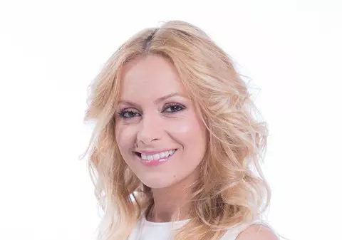 Simona Gherghe şi iubitul ei SE STRÂNG ÎN BRAŢE, ÎNTINŞI PE ASFALT | FOTO ÎN ARTICOL