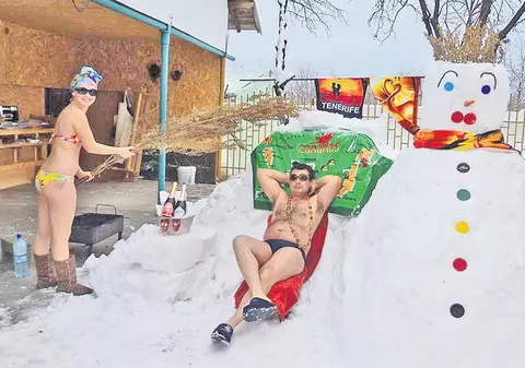 La plajă, în nămeţi! O tânără din Prahova şi tatăl ei au avut o idee trăsnită de a face haz de necaz | FOTO