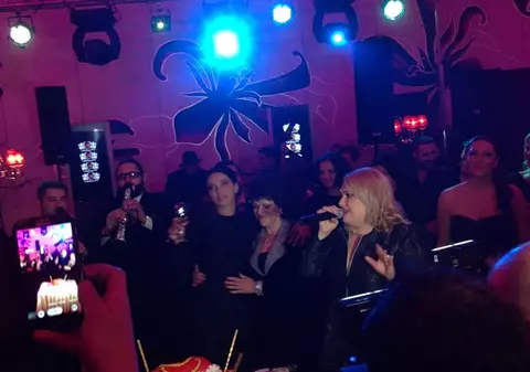 Adelina Pestriţu A PETRECUT CU LĂUTARI, de ZIUA EI! Iată cum O RUPE PE MANELE! FOTO&VIDEO