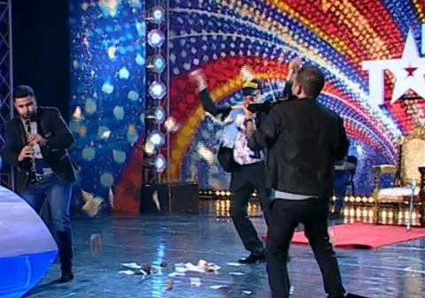 ROMÂNII AU TALENT | Apariţie-ŞOC! Nelson Mondialu A ARUNCAT CU BANII pe scenă şi a dat o PETRECERE de MANELIŞTI în direct