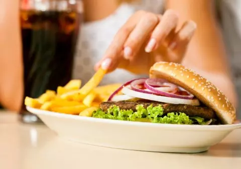 Cât de nesănătos este un burger? Vezi efectele consumului de fast food