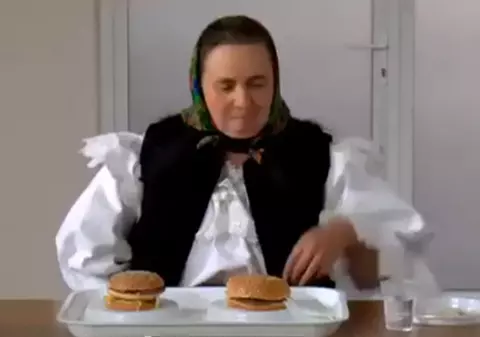 TEST FĂCUT DE AMERICANI! Au vrut să vadă cum se COMPORTĂ OAMENII CARE MĂNCÂNCĂ UN BURGER pentru PRIMA DATĂ! Iată cum AU REACŢIONAT ROMÂNII! VIDEO