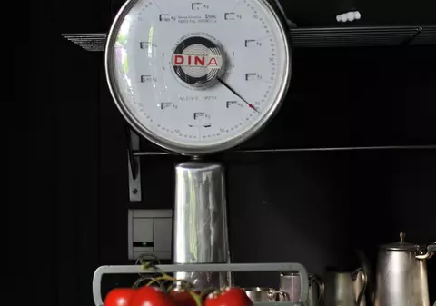 Zi de zi, ROMÂNII SUNT FURAŢI LA CÂNTAR. Hipermarketurile fac milioane cu MANEVRE LA FRUCTE ŞI LEGUME. DETALII BOMBĂ