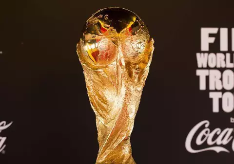 Un FOST CAMPION aduce CUPA MONDIALĂ la Bucureşti! UNDE şi CÂND te poţi fotografia cu preţiosul trofeu