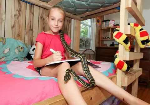 O fetiţă de 9 ani din SUA doarme în pat cu şerpi | FOTO