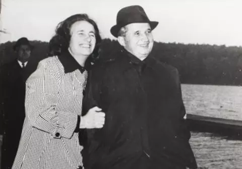 Fotografii, vase şi haine ale familiei Ceauşescu, scoase la licitaţie