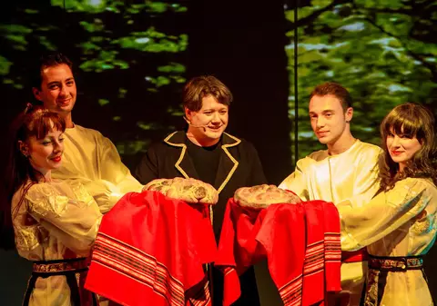 FUEGO umple sălile de teatru în ipostaza de actor! Iată cum a reuşit să aibă două spectacole CU CASA ÎNCHISĂ în mai puţin de două zile!