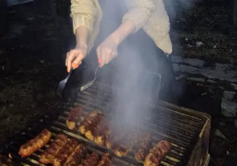 Gabriela Cristea, AŞA CUM NU AI MAI VĂZUT-O! Uite cum RUPE SURCELE şi ÎNTOARCE MICII PE GRĂTAR