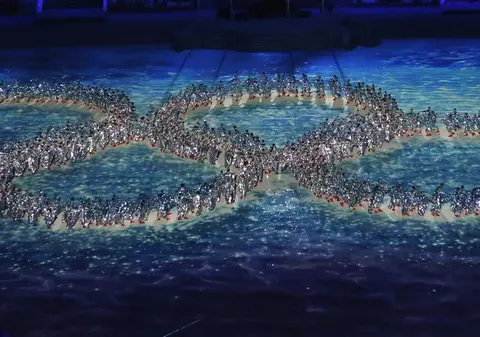 SOCI 2014 | GLUMĂ CU CERCURILE OLIMPICE, la festivitatea de închidere