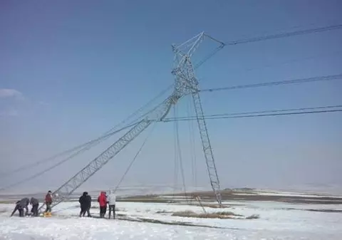 Revoltător! Hoţii de fier vechi au furat piese până când s-au prăbuşit stâlpii de înaltă tensiune! FOTO