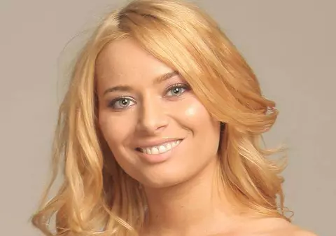 LAURA COSOI şi-a schimbat LOOK-ul! TRANSFORMAREA a ÎMPĂRŢIT FANII în DOUĂ TABERE!