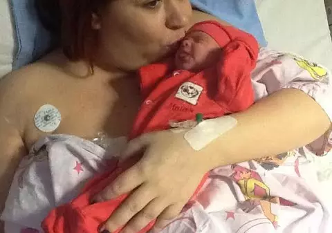 EXCLUSIV! IMAGINEA CÂT 1000 de CUVINTE! Uite-o pe Oana Roman CUM ÎŞI ŢINE FETIŢA ÎN BRAŢE PENTRU PRIMA DATĂ | FOTO ÎN ARTICOL