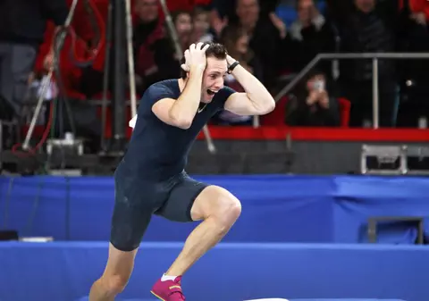 CE PERFORMANŢĂ pentru un FRANCEZ: 6,16 METRI LA SĂRITURA CU PRĂJINA! L-a bătut pe marele SERGHEI BUBKA după 21 de ANI! | FOTO/VIDEO