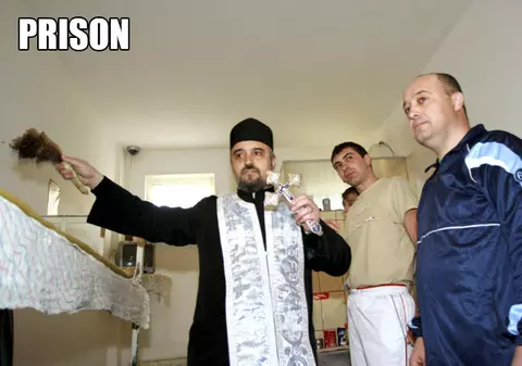 Nu o să îţi vină să crezi CE AU AJUNS SĂ SFINŢEASCĂ PREOŢII! | FOTO