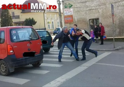 Bătaie în stradă, la Zalău. DOI ŞOFERI AU PREDAT LECŢIA DE BOX! UPERCUTUL LA BĂRBIE E DE MANUAL | VIDEO EXPLICIT 
