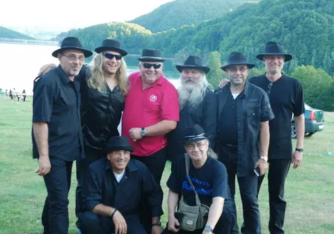 PREMIERĂ ÎN MUZICA ROMÂNEASCĂ! Vali CRĂCIUNESCU şi-a sfinţit trupa, instrumentele şi sala de repetiţii