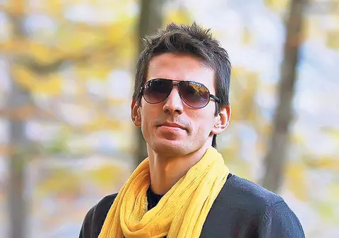 Soţul Andreei Marin, CU MÂINILE PE PICIORUL unei PREZENTATOARE TV | FOTO