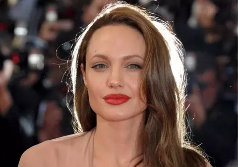 ŞOC! Angelina îşi extirpă şi ovarele!