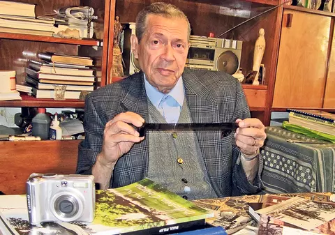 Paul Filip, unul dintre cei mai bătrâni fotografi din Capitală, face poze în Bucureşti de 61 de ani