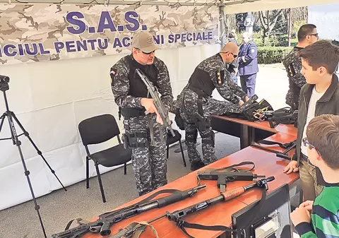 Copiii s-au «împuşcat» cu poliţiştii