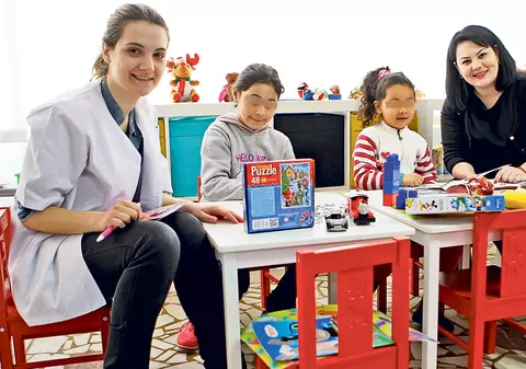 «Îngerul copiilor» este o mână de om! Raluca Tănase a adunat câţiva voluntari care, zi de zi, îi înveselesc pe piticii bolnăviori