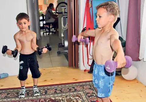 E prea mult! Copiii halterofili, puşi să danseze obscen! VIDEO
